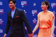 大谷翔平、真美子夫人と手をつなぎレッドカーペット登場　濃紺スーツにオレンジドレス…先頭登場に大歓声