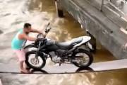 誰が悪い？バイクをフェリーに積もうとして最悪なことになる動画ｗｗｗ