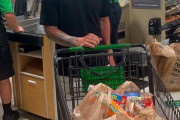 【悲報】メッシさん、アメリカのスーパーで買い物するも誰からも気付かれない…