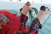 【動画】走る船から網ごと海に飛び込んでしまう漁師さん。
