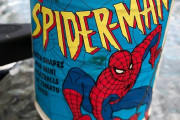 25年前に買ったスパイダーマンのパスタ缶を開けると…驚愕の中身ｗｗｗ