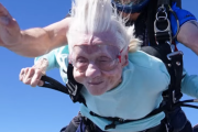 世界最高齢104歳でスカイダイビングに挑戦したおばあちゃん、成功した1週間後に安らかに息を引き取る