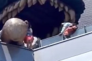 【動画】新宿東宝ゴジラの飛び降り志願者が救助される瞬間が撮影される。