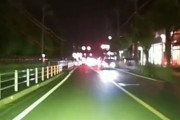 【動画】女さん「運転中に車内でスマホ落としたぁ！」→よそ見運転で前の車に突っ込む