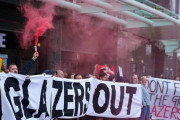◆悲報◆グレイザー家のクラブ売却が遅々として進まないマンU、ついにサポがOTF周囲で「GLAZERS OUT」デモ開始