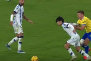 【サッカー】久保建英さん、試合中にとんでもない勢いでぶん投げられてしまう