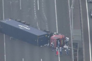 【画像】伊勢湾岸道下り線でコンテナトレーラーが横転。３車線すべてを塞ぎ、通行止め中。
