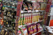 韓国人「韓国人が日本のコンビニに行って驚いた光景がこちらです‥（ﾌﾞﾙﾌﾞﾙ」→「どうしてこんな物が売られているの？」　韓国の反応
