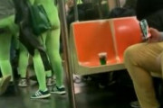【動画】ニューヨーク地下鉄で謎のグリーンタイツの集団に女性2人が襲われる