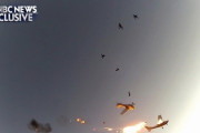 スカイダイバーが落下の準備をしてる最中、2機の飛行機が衝突してしまった・・・。　「これはミッション不可能な映画のようだ」