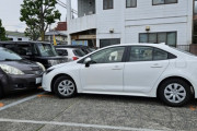 【画像】長野県 松本城付近の駐車場でヤバすぎる迷惑駐車が発見される。これどうやって停めたんだよ…