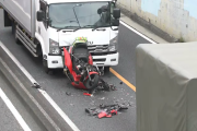 東京・環七通りでバイクがトラックに挟まれる、男性は意識不明の状態で搬送