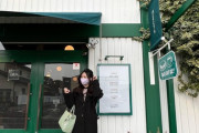【SKE48】佐藤佳穂が豊橋の「MERCY'S Cafe」の前で撮影！！！