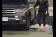 【動画】女の子、ガソリンで車を洗ってしまうｗｗｗｗｗ