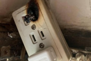 【画像】コンセント焦げててワロタ