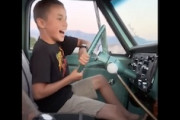 忘れられない経験。父に初めて運転を教えてもらう11歳の男の子の動画が人気に。