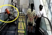 【動画】エスカレーターの手すりと壁の間に頭を挟まれてしまった少年。