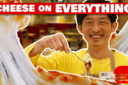 海外視聴者「意外！だけどおいしそう」日本の「なんでもチーズをかける店」をアメリカ人が紹介