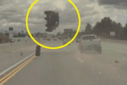 タイヤが取れて隣の車が吹き飛ぶ事故ーアメリカ