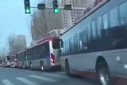 【動画】中国、今度は天津市が封鎖！街中の道路を隔離用バスが埋め尽くす！
