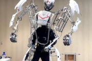 【動画】外骨格ロボット「スケルトニクス」のデモンストレーションが面白い。