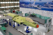 韓国型戦闘機「KF-21 ポラメ」のミステリー…文大統領が見た後再び解体作業に！