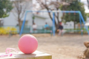 母親「子供のボール遊び程度で近所から苦情…酷いですよね…」←これ