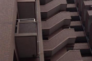 【迷惑】マンション５階に住む帰宅の遅い女性が毎日階段で昇降していて…