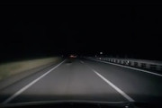 【不運】これは避けられる？真っ暗な道路に落ちていた真っ黒の落下物に衝突してしまったドラレコ。
