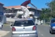 これはダーウィン賞ファイナリスト。走る車の屋根に乗っていた男性が(°_°)