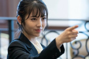 【画像】浜辺美波さんの表紙グラビア。タイトワンピでボディーラインくっきり！