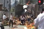 京急線で大事故（動画複数）神奈川新町の踏切で電車とトラックが衝突。