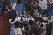鈴木大地、カメラマンを下敷きにしてファールフライをナイスキャッチｗｗｗｗ