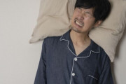 ワイ(あ…やっと眠れそう)　謎壁「ﾋﾟｼｯ」謎冷蔵庫「ｳﾞｰﾝ」謎排水溝「ｳﾞｫｺ」謎猫「ﾅｰﾝ」謎幽霊「ﾁﾗﾁﾗｯ」
