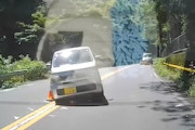 【動画】大垂水峠で超速の軽自動車が突っ込んでくる恐怖のドラレコ。