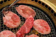 【大惨事】『生肉触ったトング』で料理を盛られた女性、2度と歩けない体にされる…