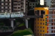 【動画】中国の電車、アパートの中を通過する