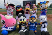 日本ハムの熊マスコット、他球団のお姉ちゃんマスコットに囲まれご満悦