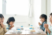 給食からストローが消えた！子どもたちが牛乳パックをラッパ飲みする姿に賛否の声
