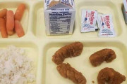 【悲報】ワイの地元の給食、わかめご飯も揚げパンも出さない無能だった