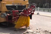 【動画】中国の高速道路清掃車、時速80キロで走りながらお掃除できる。