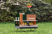 世界最小のマクドナルドがスウェーデンにオープン！顧客はなんとミツバチ