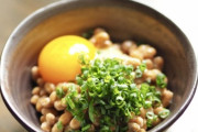 「卵かけご飯」VS「納豆かけご飯」コスパ最強なのはどっち？ 栄養面も含めて比較
