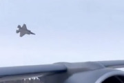 【動画】アラスカの空軍基地でF-35戦闘機が墜落。パイロットは脱出済み。