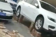 中国人器用すぎん？洪水を恐れて車の駐車位置を少しだけ高くする中国の人々。