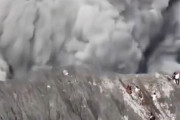 【動画】登山者が火口付近に到着した瞬間、火山が爆発！噴煙に飲み込まれそうになる