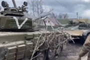 ウクライナ軍、壊れたロシア戦車を有効活用…貴重な戦車回収車に改造！