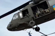 ウクライナ特殊作戦部隊、空中機動作戦に米国製のブラックホークヘリコプターを活用！