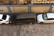【映像】縦列駐車で前後をギリギリまで詰められたミニバンが脱出を試みた結果ｗｗｗｗｗｗｗｗｗｗ