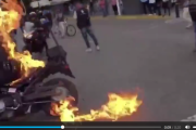 【悲報】黒人差別反対デモ隊、警察官に灯油をぶっ掛けて燃やす